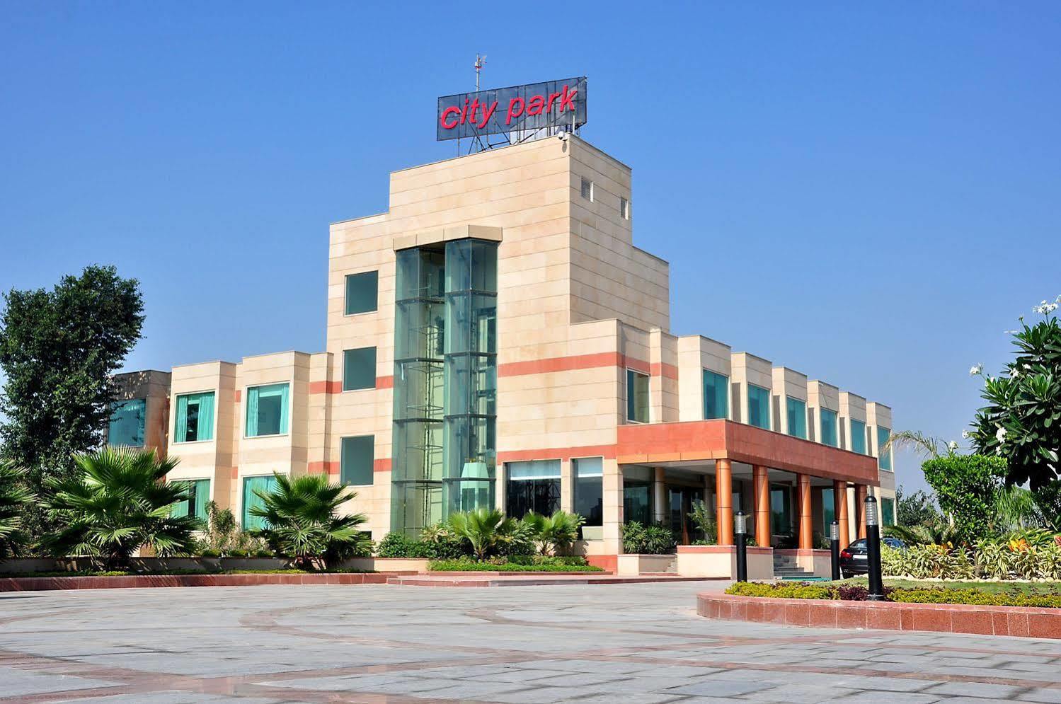 City Park Airport 구르가온 외부 사진